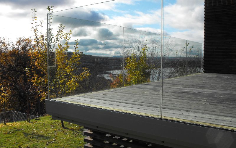Glass balustrade for balcony